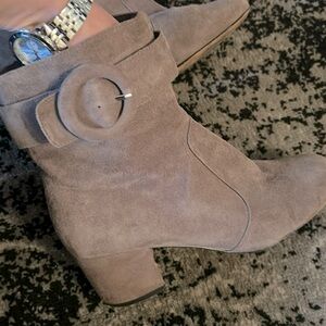 Zip up the side Nine West tan suede boots with heel size 6.5 smoke free home